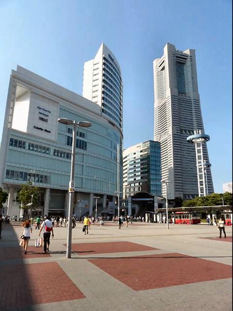 Streets around. We look at the collet Mare and Landmark Tower from 560m Sakuragi-cho Station and in front of the station shopping mall "Colette Mare" to the landmark