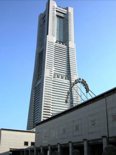 Streets around. We look at the landmark from 960m Yokohama Museum of Art side to the Landmark Tower. Landmark Tower 12-minute walk away.