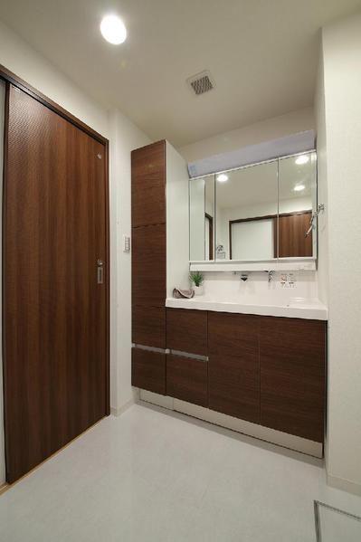 Wash basin, toilet. It is the washstand