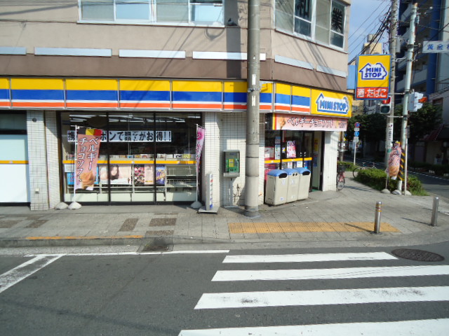 Convenience store. MINISTOP Golden Bridge store up (convenience store) 163m