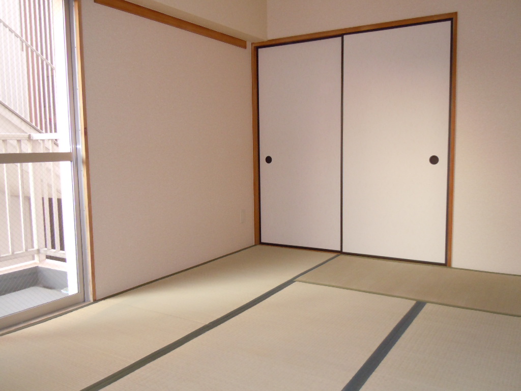Other room space. Japanese-style room 6 tatami Bright two-plane balcony!