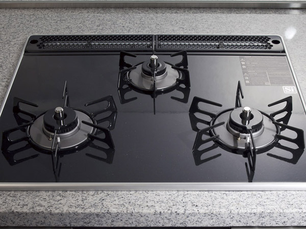 Kitchen.  [Pearl Crystal top glass stove] Equipped with a wide-fired burner to the left and right. The top plate is easy to fall dirty, It is easy to clean.
