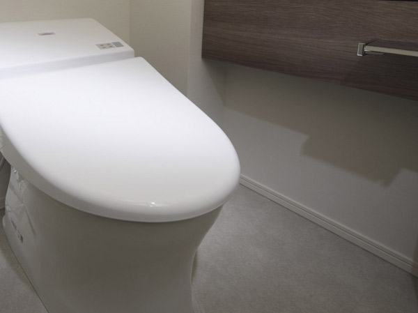 Bathing-wash room.  [Water-saving low silhouette toilet] To clean and beautiful appearance, It has also adopted a widely used tank type low silhouette toilet space.