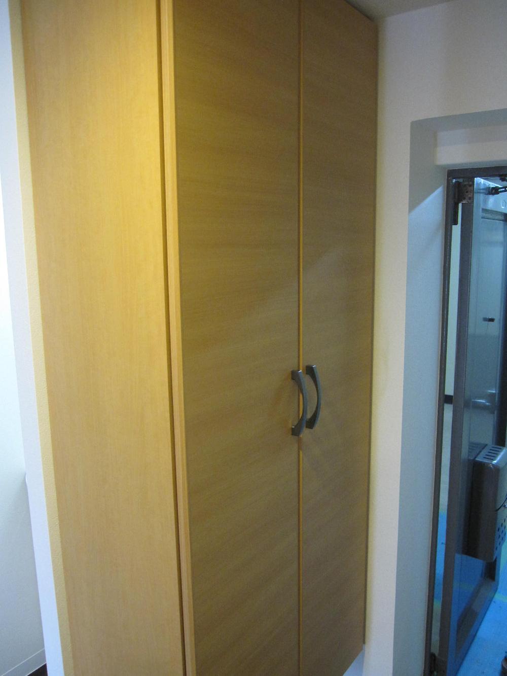 Receipt. The entrance, There is a ceiling height footwear holder of.