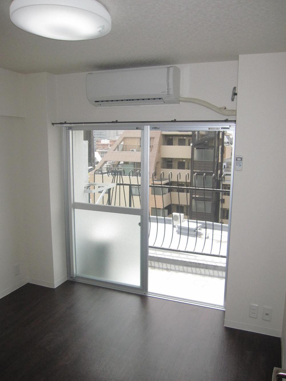 Non-living room. About 4.1 Pledge Western-style. All the room the new air conditioning installation completed.