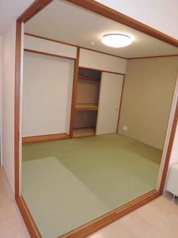 Non-living room. 6.4 Pledge Living and is adjacent. (With digging your stand)