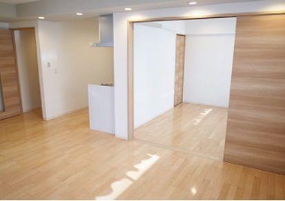 Living. ~ Already the new interior renovation ~  4 floor of sun per per southeast corner room ・ ventilation ・ View is good.  "Room" station a 5-minute walk location of.  Relaxed some 2LDK.  Heisei is a large-scale repair work planned than 26 years in January.