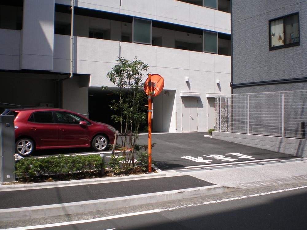 Parking lot. There is parking lot. (Local photo)