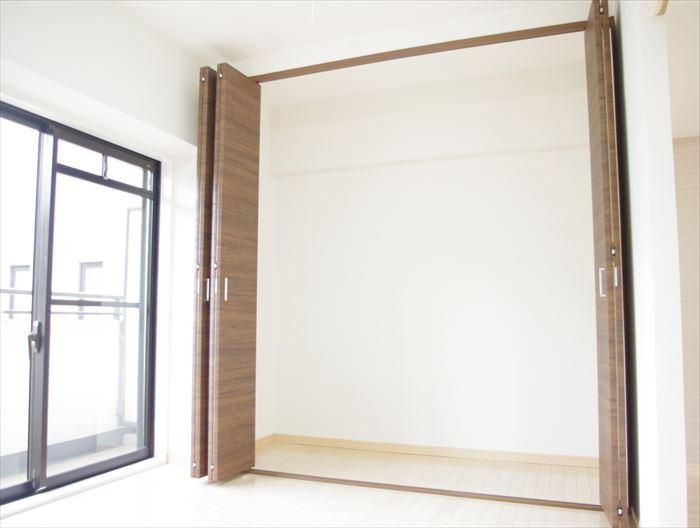 Receipt.  [Wall-to-wall storage] Closet doors can be moved freely