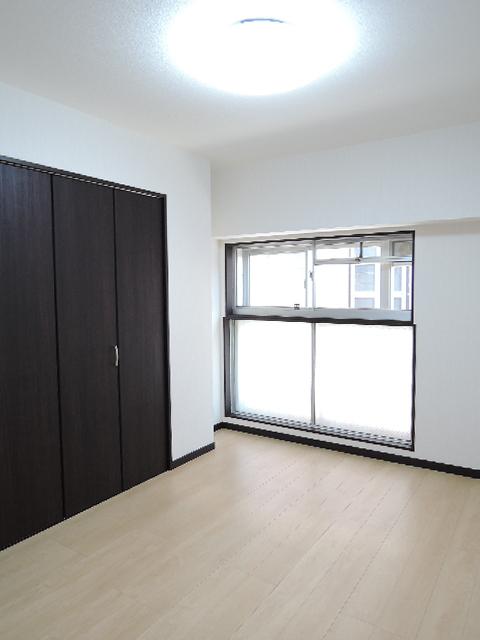 Non-living room. Good per sun