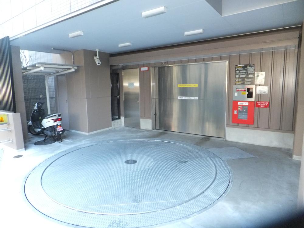 Entrance. Common areas