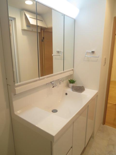 Wash basin, toilet. Indoor (11 May 2013) Shooting