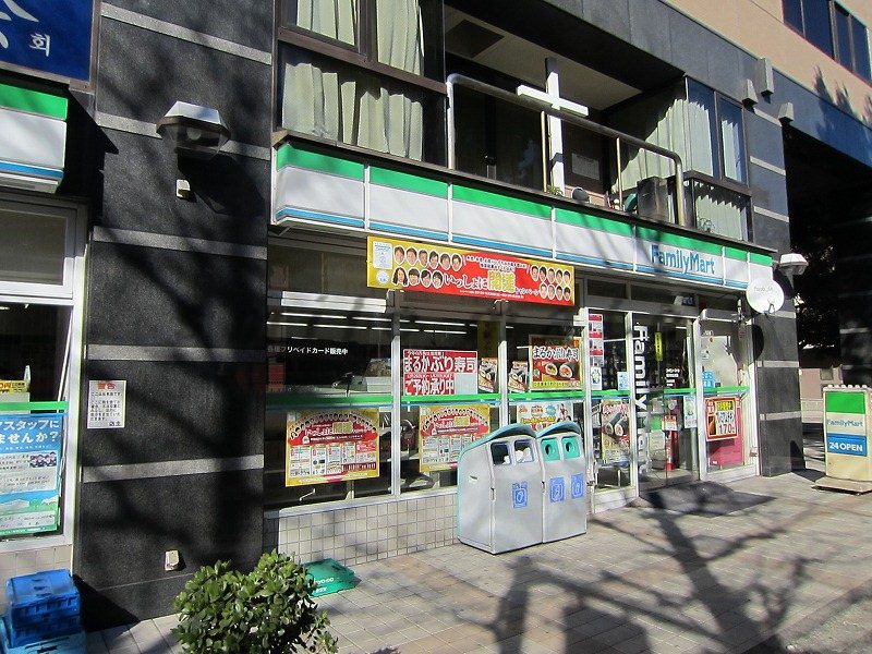 Convenience store. 50m to Family Mart (convenience store)