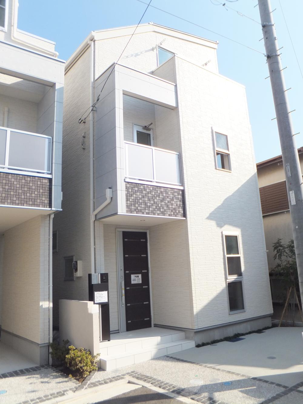 Local appearance photo. 7 Building