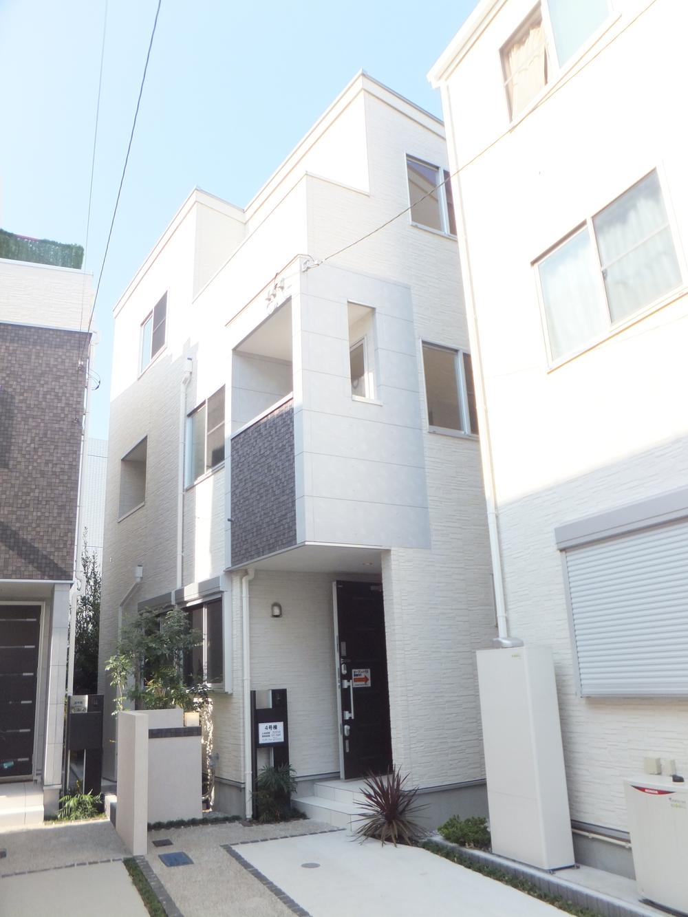 Local appearance photo. 4 Building