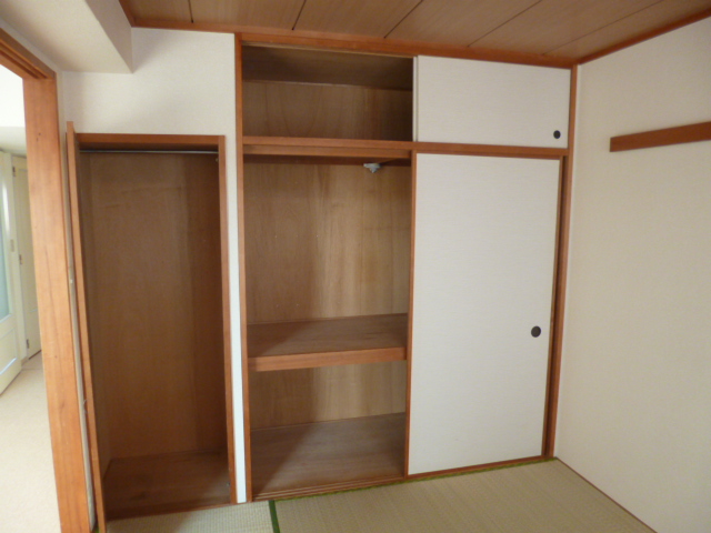 Receipt. It is a Japanese-style room storage.