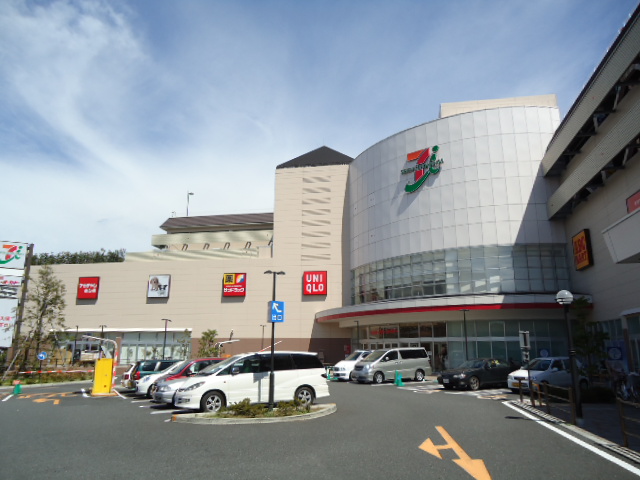 Shopping centre. Ito-Yokado Honmoku store up to (shopping center) 904m