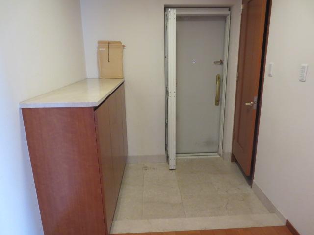 Entrance. Local (12 May 2013) Shooting