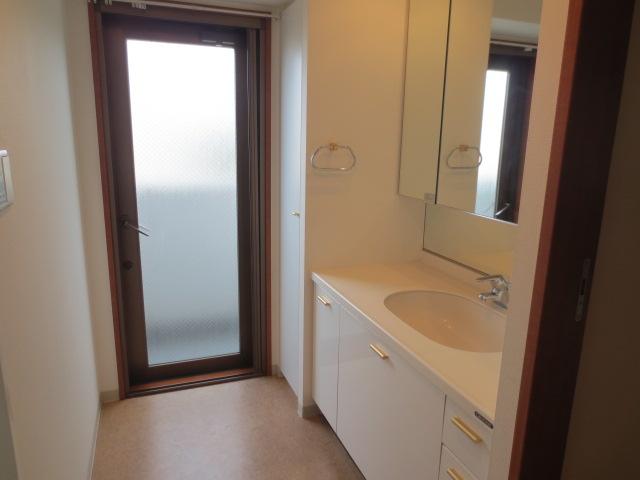 Wash basin, toilet. Indoor (12 May 2013) Shooting