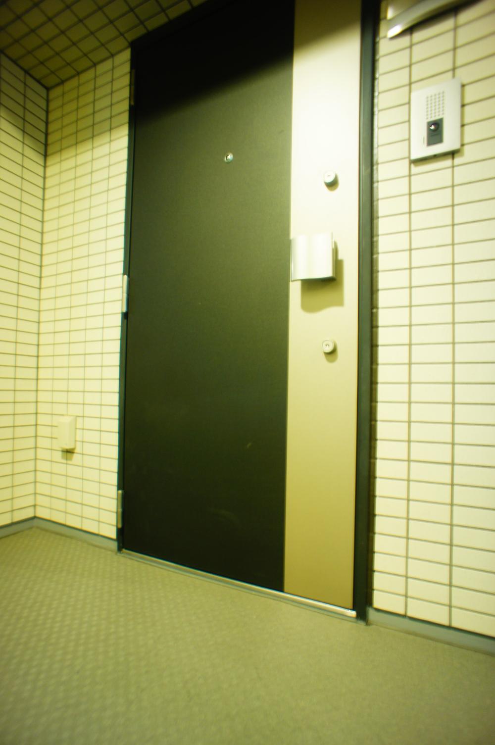 Entrance. Opening and closing easy push-pull front door (September 2013) Shooting