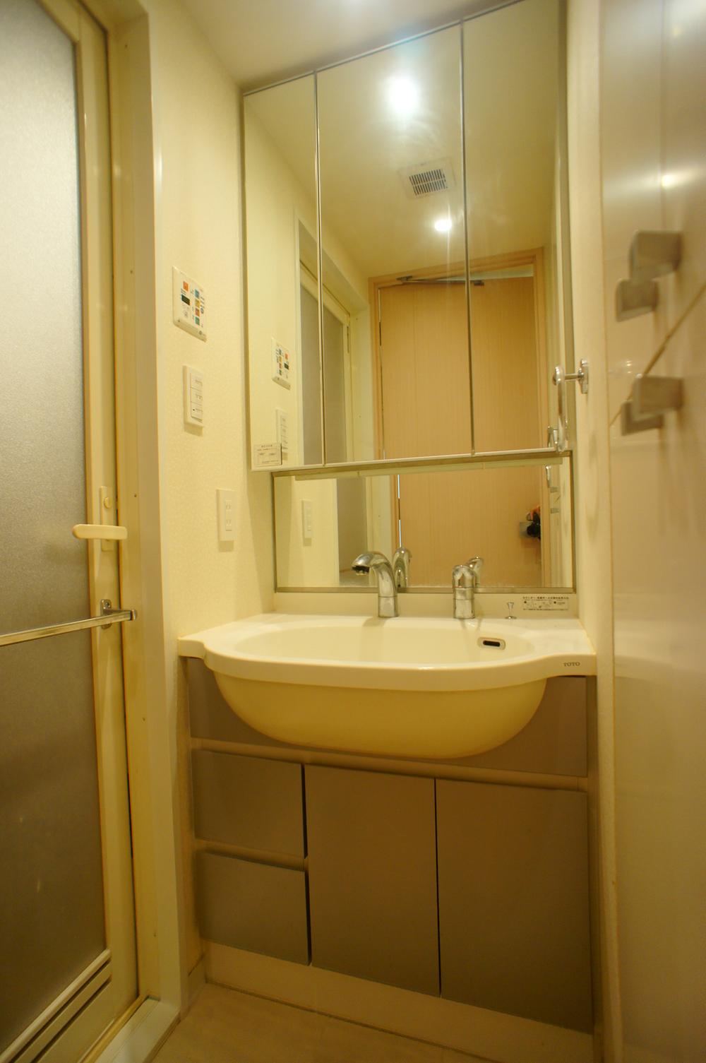 Wash basin, toilet. Indoor (September 2013) Shooting