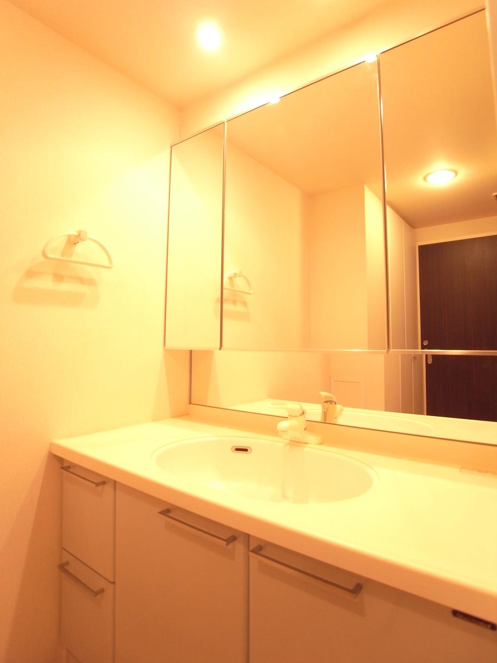 Wash basin, toilet. Indoor (11 May 2013) Shooting