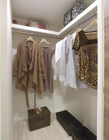 Interior.  [Walk-in closet] We established the walk-in closet with abundant storage capacity (A, D, E type), Also, A type has become a triple walk-in closet which is provided to all of the living room.