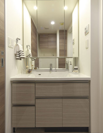 Bathing-wash room.  [Basin mirror back storage & bowl integrated counter] Available storage space to Kagamiura. It is very convenient for storage of small parts such as cosmetics. Also, Counter top and sink bowl of integrally formed, Beautiful and it looks because there is no joint, Cleaning is easy.