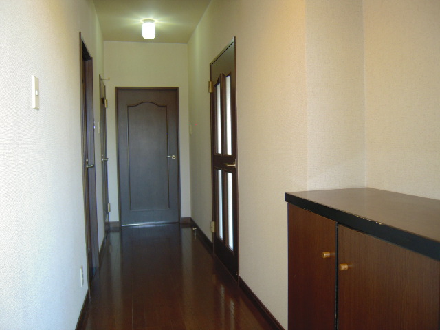 Entrance. Spacious hallway ・ Shoes with BOX