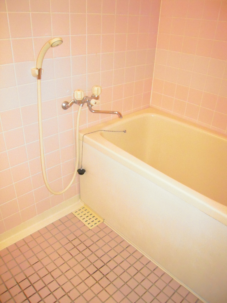 Bath. White and pale pink tile Zhang