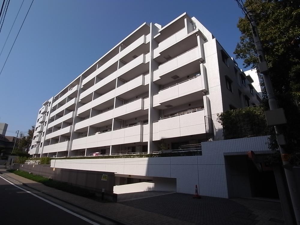 Local appearance photo. It is a low-rise apartment in the quiet residential area. Local (11 May 2013) Shooting