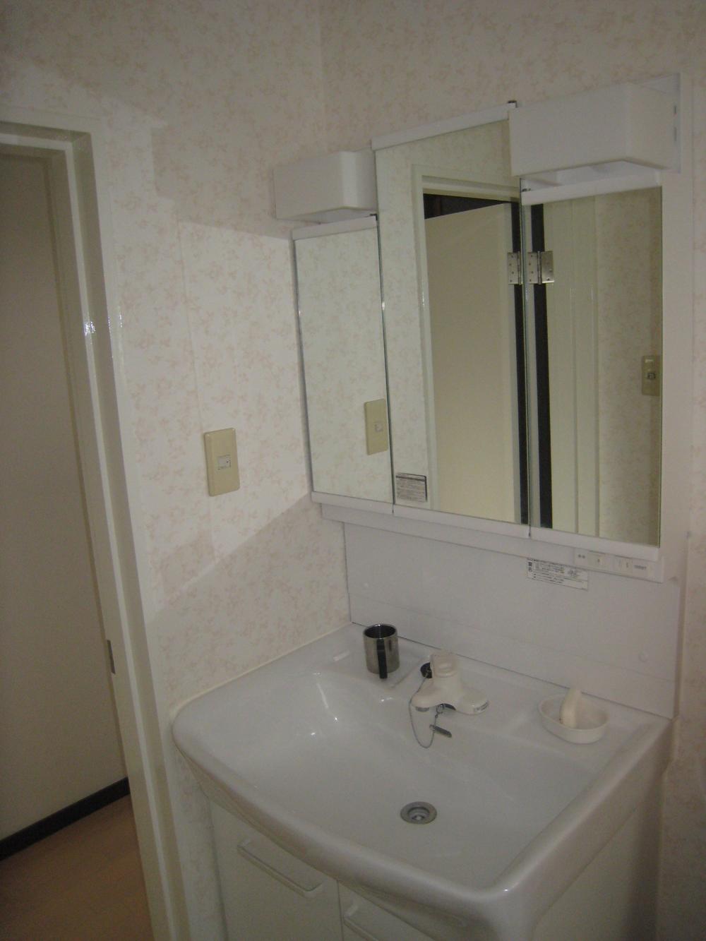 Wash basin, toilet. Bathroom vanity. Heisei 23 October exchange already. The back of the mirror has become the storage.