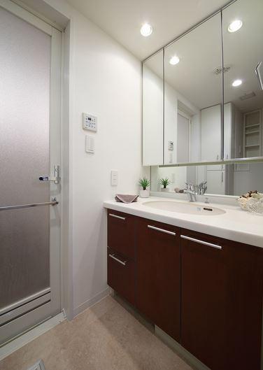 Wash basin, toilet. Weekday of your tour is also available ☆ Please feel free to contact us please visit on the day