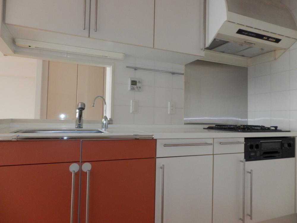 Kitchen. Local (December 9, 2013) shooting Kitchen Heat and dirt to strongly easy to clean stainless steel top of the kitchen