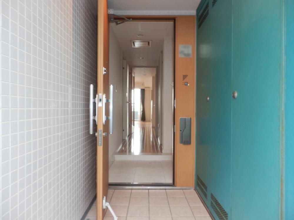 Entrance. Entrance door (December 9, 2013) is a picture that was taken to open shooting entrance door.