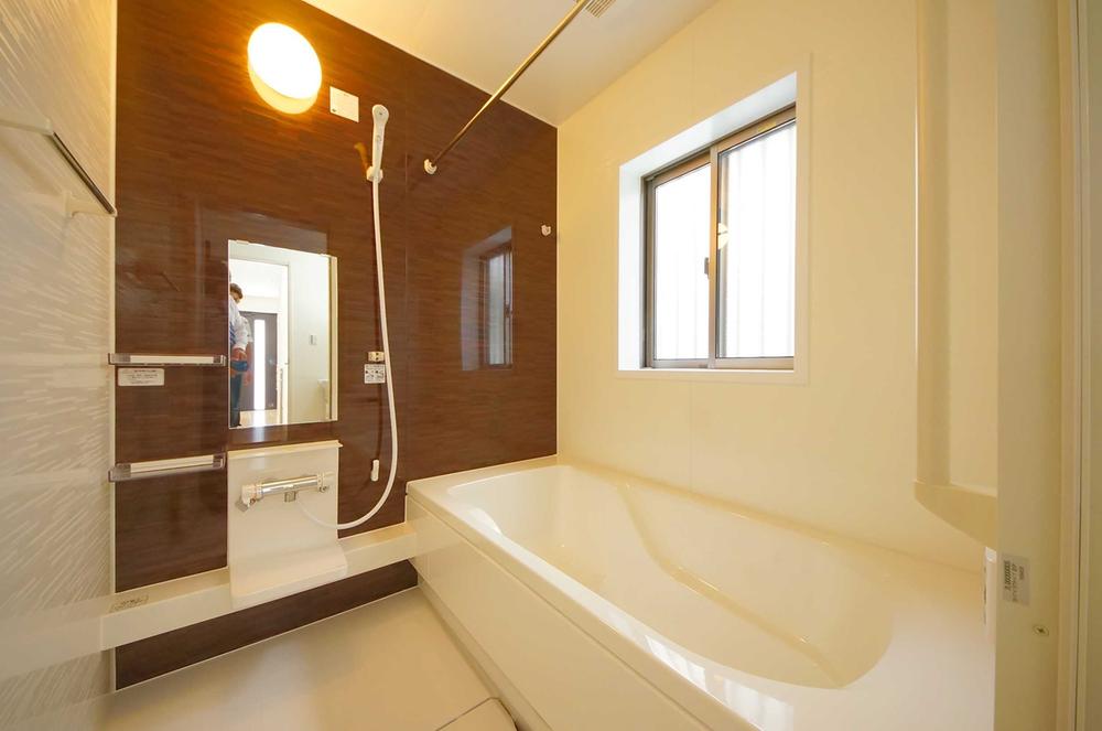 Bathroom. Indoor (September 2013) Shooting, This is a system bus of 1 square meters size with a window. 