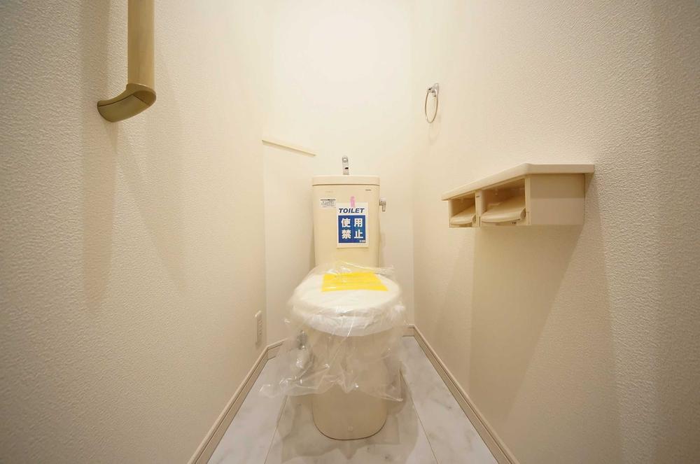 Toilet. Indoor (September 2013) Shooting, Toilet on the first floor ・ Both second floor has been installed. 