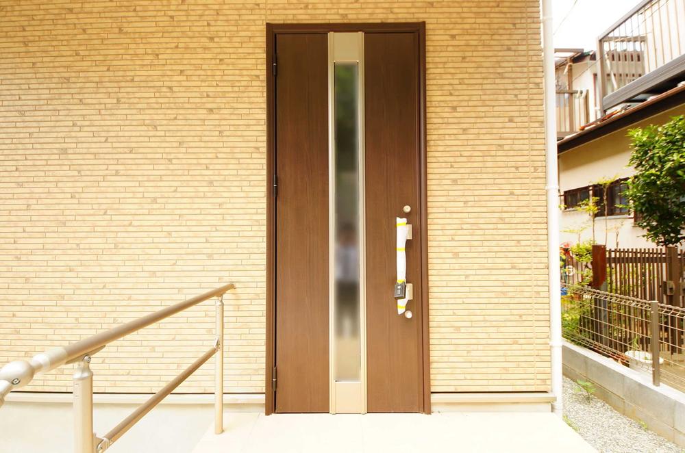 Entrance. Local (September 2013) Shooting, It is the entrance door with a chic calm. 