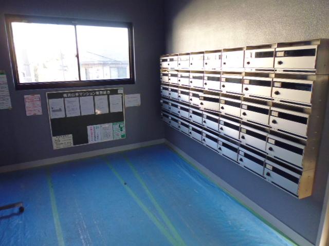 Entrance. Hall and set mailbox