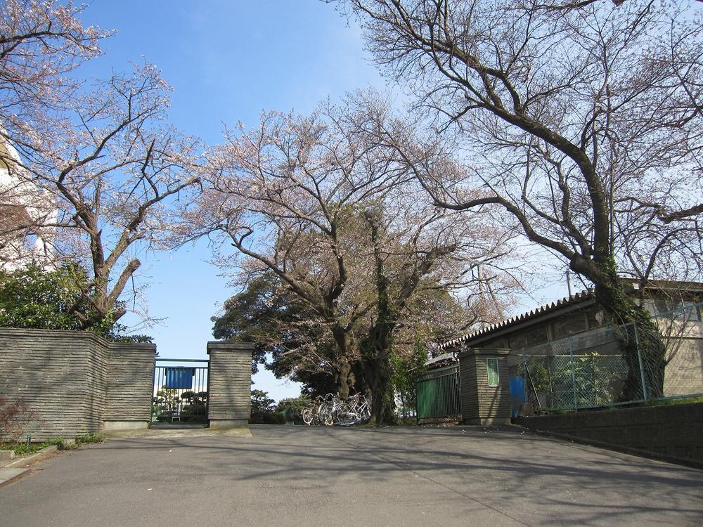 high school ・ College. 800m to the Kanagawa Prefectural Yokohama Midorigaoka High School