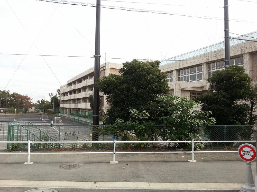 Junior high school. 80m to Yokohama Municipal Nakaodai junior high school
