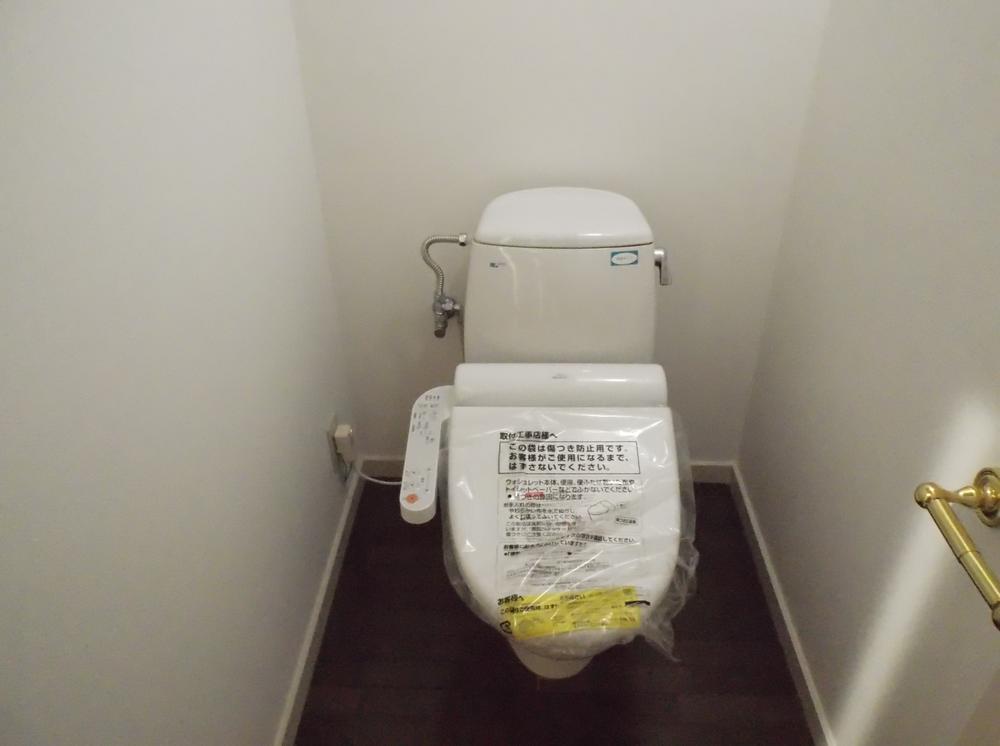 Toilet. Indoor (12 May 2013) Shooting