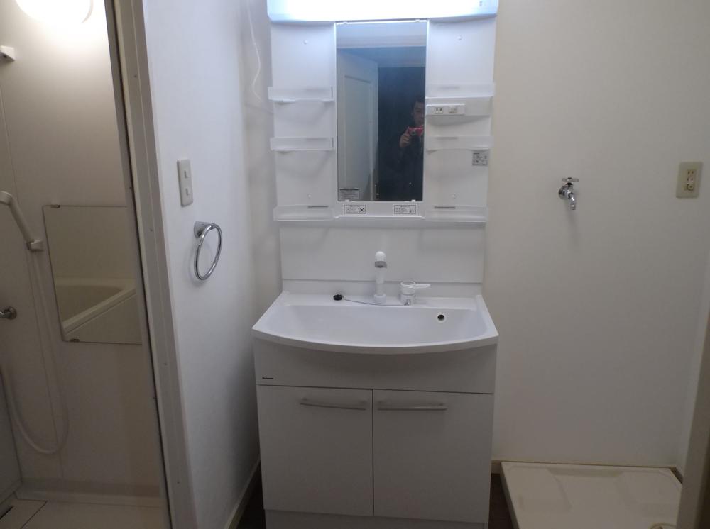 Wash basin, toilet. Indoor (12 May 2013) Shooting