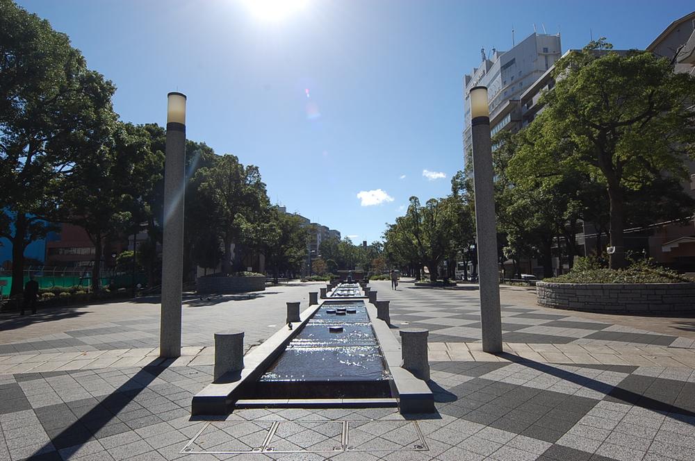 Other local. Atmosphere of a main street park