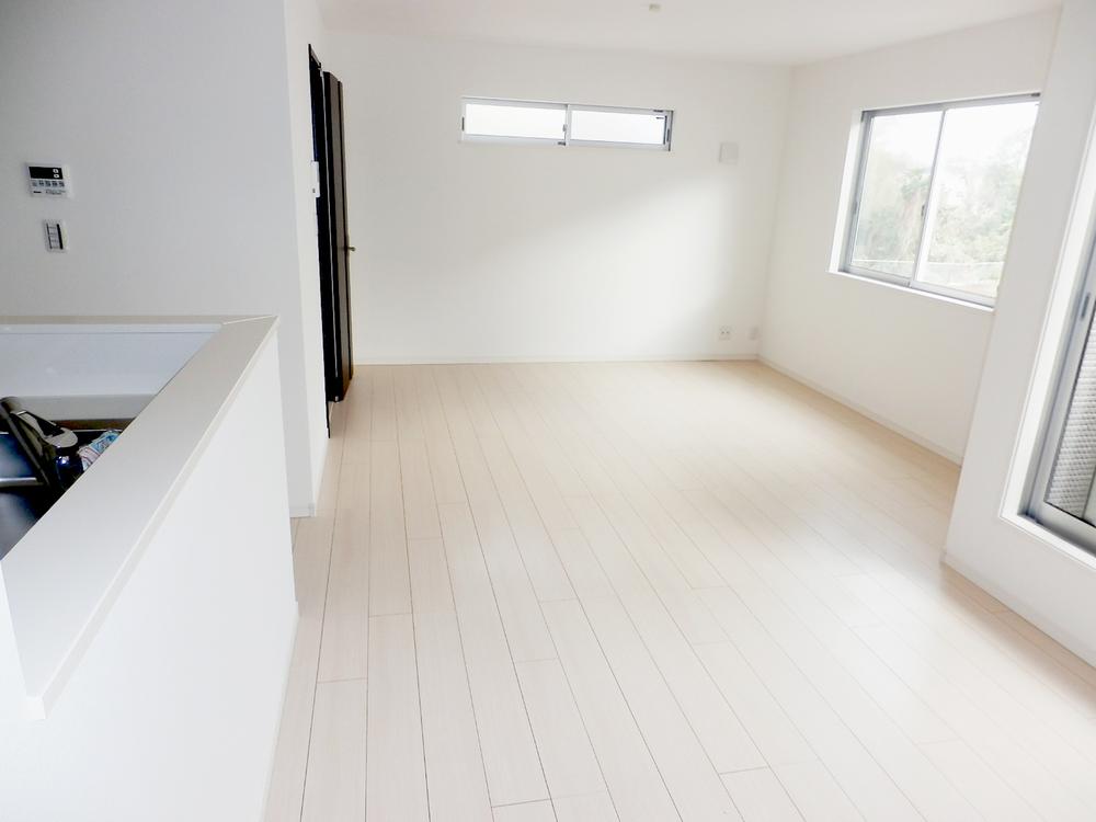 Living Spacious! Upstairs, Because there is a balcony, Bright and open space! (The company specification example)