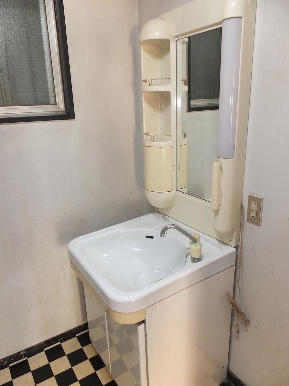 Wash basin, toilet. It is also fashionable to try to change to, such as wash basin of glass sink.