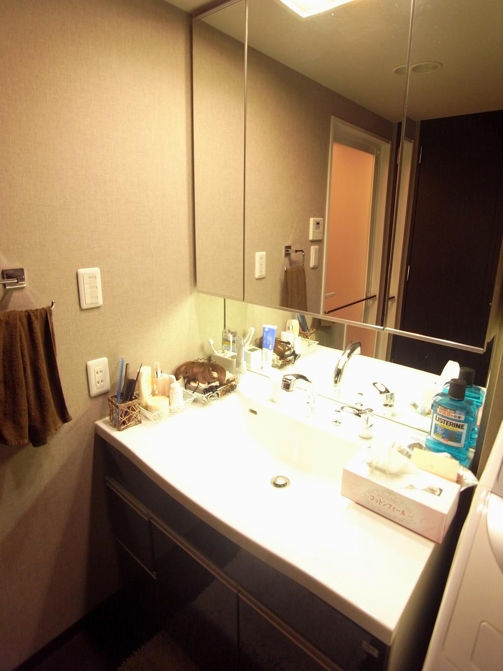 Wash basin, toilet. Wash basin (October 2013) Shooting  ※ Furniture and furnishings are not included in the sale price.