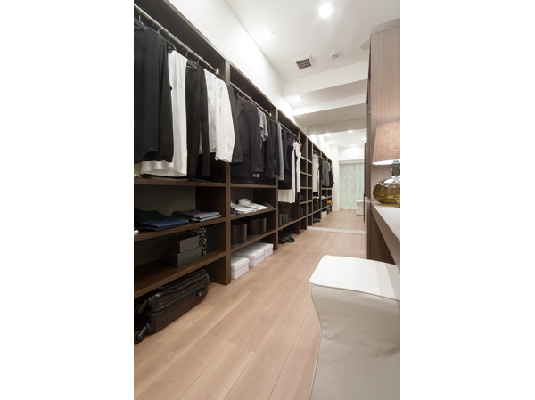 Spacious space of the dressing room is about 4.6 tatami. Can be stored while tidy, such as clothing and miscellaneous goods, Also provided, such as make-up space, You can coordinate with one of the space