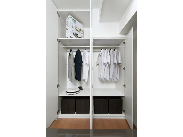 Installing a double type of closet is to DEN. Or use one by a couple 1, Such as the use properly every season, You can take advantage of plenty of storage space