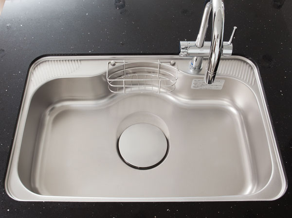 Kitchen.  [Quiet sink] In order to reduce the water splashing sound, Comfortable conversation while doing housework. Dishwashing is is easy to large sink.